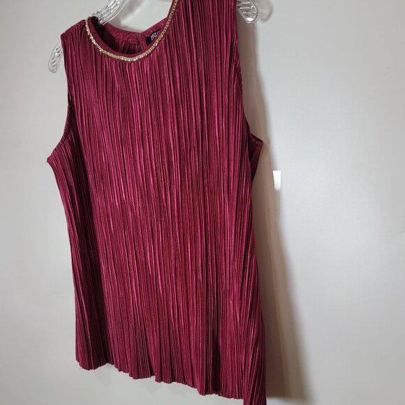 Roz & Ali Petite L Sleeveless Pleated Top With Chain Detail In Berry Pink - Picture 6 of 14